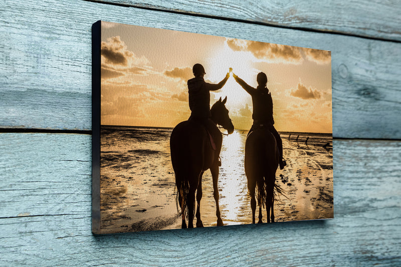 Pferde mit Reiter im Watt am Meer