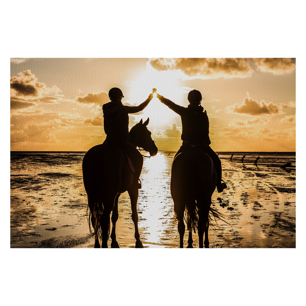 Pferde mit Reiter im Watt am Meer